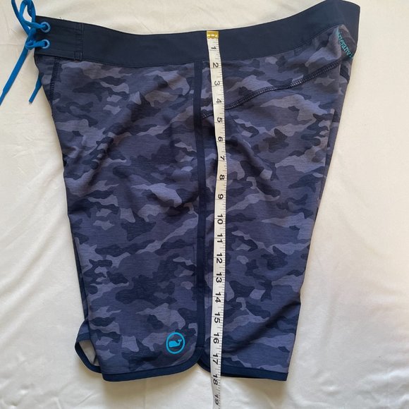 Vineyard Vines Men's *NWOT* 8" Performance Navy Mountain Camo Shorts, 32" Waist - Picture 8 of 9